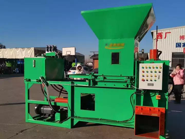 Mesin baler tekan silase
