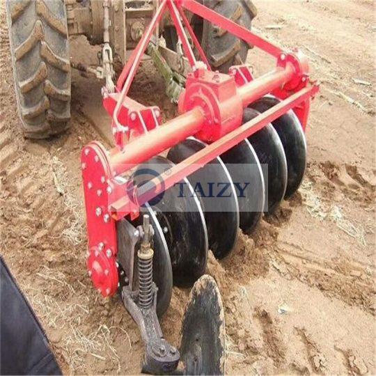 The one-way disc plow is matched with the full suspension connection of the tractor. During operation, the plow blade rotates to plow and turn the soil.