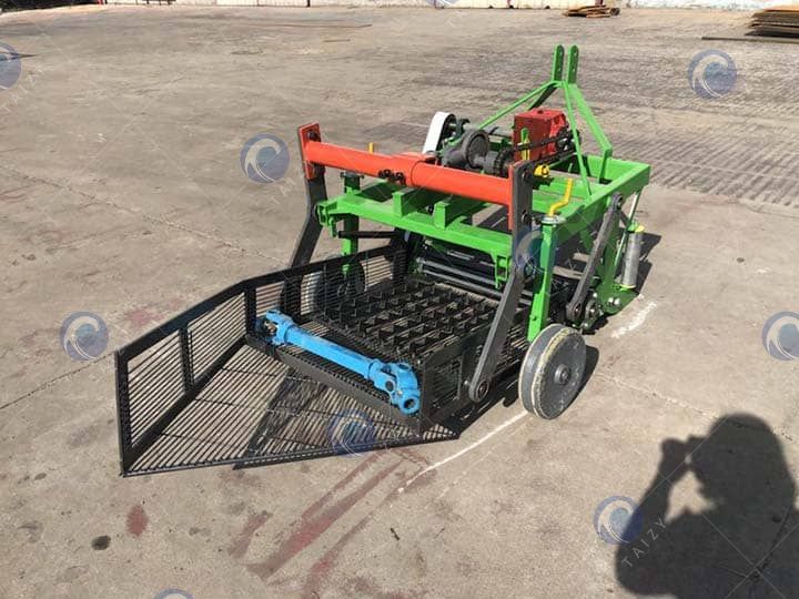 groundnut harvesting machine