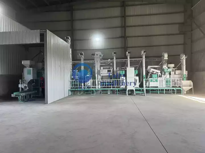 So với hai cấu hình trên, bộ này sử dụng ba máy xay gạo để làm gạo chất lượng cao hơn. Nó cũng sử dụng máy đóng gói chân không tiên tiến để đảm bảo độ tươi và chất lượng của gạo và kéo dài thời gian bảo quản của nó.