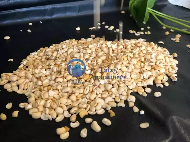 Peeled soybeans