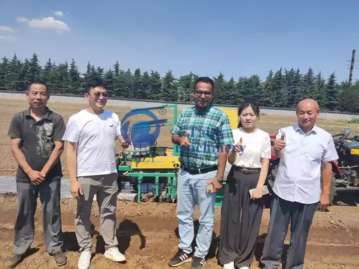 Italienischer Kunde kauft 4-Reihen-Transplanter für Zwiebel