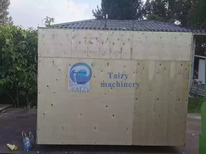 发往坦桑尼亚的干草捆打包机