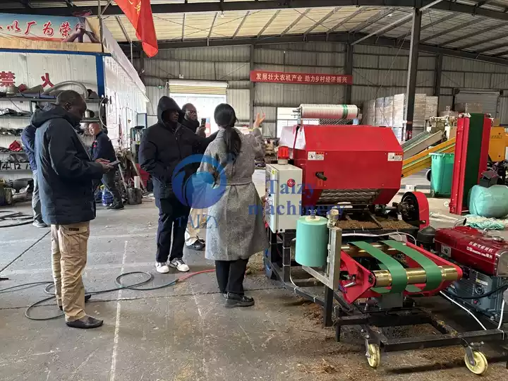 Visite de l’usine d’enveloppement de balles de fourrage