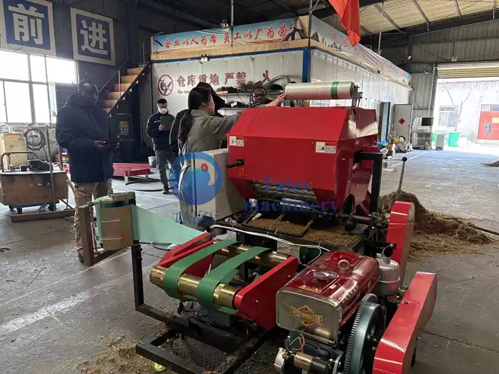 Machine de conditionnement d’ensilage en balles rondes