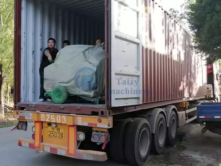 玉米打籽机装载现场
