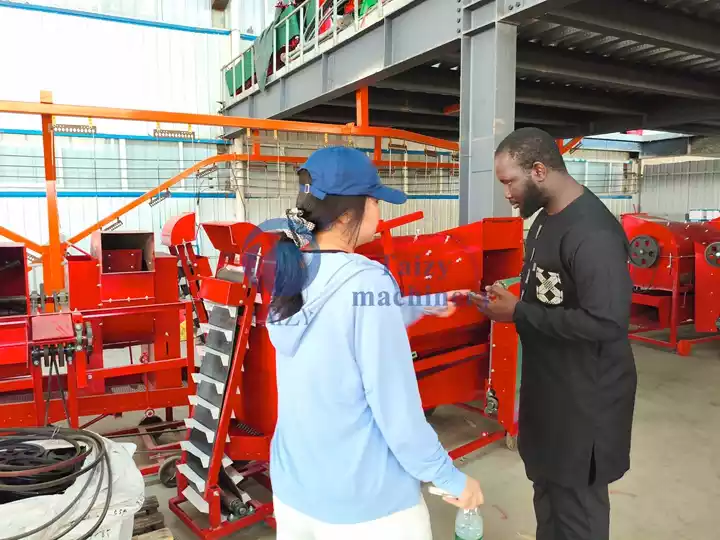 Visite de l’usine de récolteuses de cacahuètes