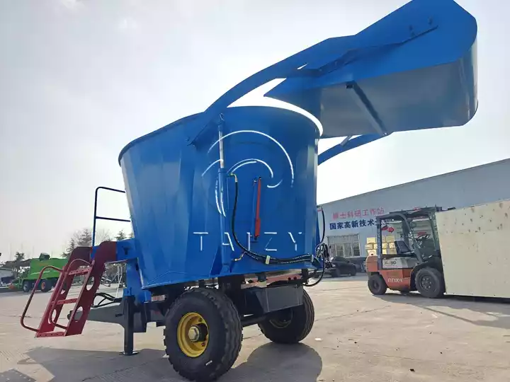 TMR feed mixer spreader
