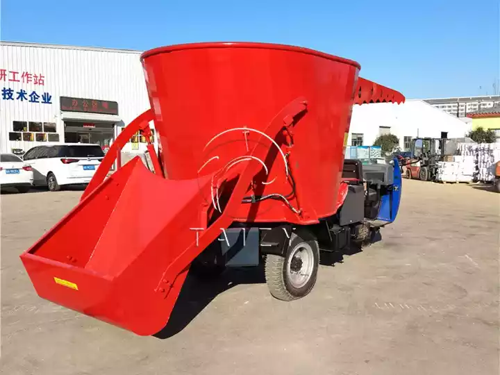 livestock feed mixer feeding car